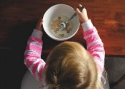 Fame, obesità e diete improprie: la malnutrizione affligge i bambini 