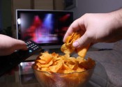 Teenager in lockdown, sedentarietà, junk food e TV Studio su gruppo sovrappeso, raddoppiate ore di fronte a video